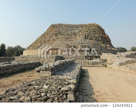 位於巴基斯坦犍陀羅東部塔克西拉遺址的一座佛塔，建於 2500 年前阿育王統治時期。 124243921