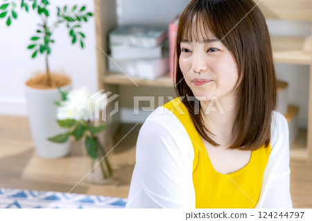 獨自住在公寓裡的年輕女人 124244797