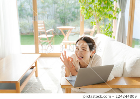一個女人在沙發上使用電腦 124244809