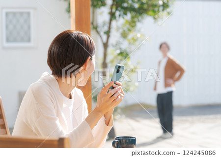 一對夫婦在家裡放鬆一下 一對夫婦在家裡放鬆一下 124245086