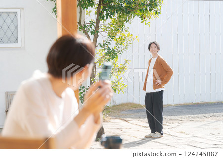 一對夫婦在家裡放鬆一下 124245087