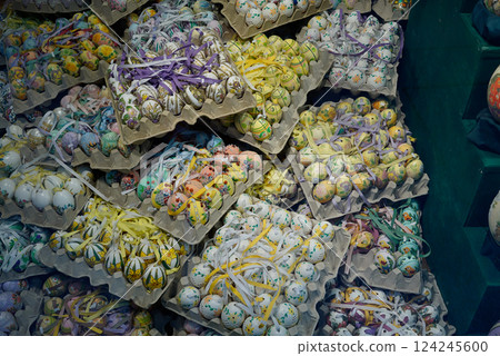 一堆彩色的復活節彩蛋 一堆彩色的復活節彩蛋 124245600