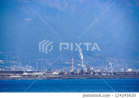 A scene of factories and the sea where you can feel the breath of industry 124245620