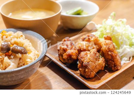 Juicy fried chicken with cabbage Juicy fried chicken with cabbage 124245649