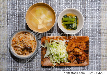 Juicy fried chicken with cabbage Juicy fried chicken with cabbage 124245650