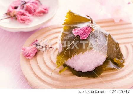 櫻餅和鹽漬櫻花：日本春季甜點 124245717