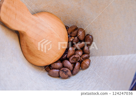 中度烘焙的咖啡豆排列在紙質過濾器中，具有天然成分的質感 124247036