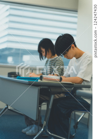 高中生 學生 大學生 124247430