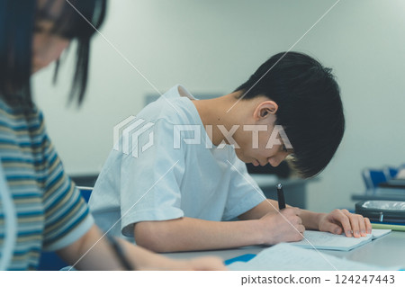 高中生 男人 小學生 124247443
