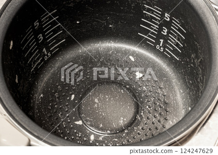電鍋內鍋特寫,看得出做家事需要花多少功夫 電鍋內鍋特寫,看得出做家事需要花多少功夫 124247629
