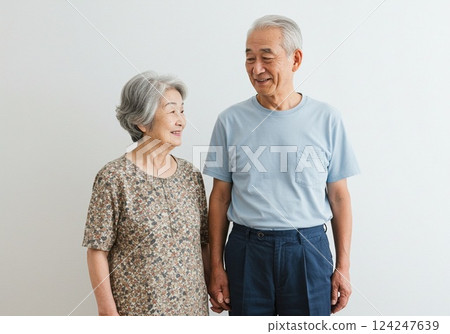 AI-supported elderly couple 124247639