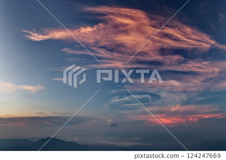 日出雲和山。 日出雲和山。 124247669