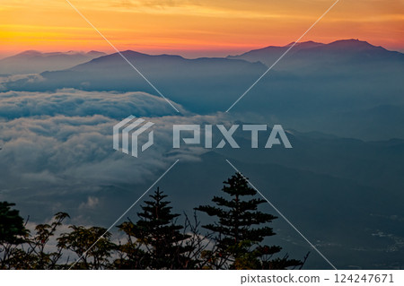 Kinpusan, Okuchichibu at dawn as seen from Maemitsuto in the Yatsugatake mountain range 124247671