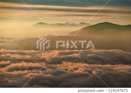 從八嶽山脈的前光山和奧秩父的甲武進山看到的日出雲海 從八嶽山脈的前光山和奧秩父的甲武進山看到的日出雲海 124247675