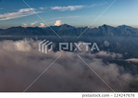 從八嶽山脈和前三頭看的南阿爾卑斯山山脈的早晨 124247676