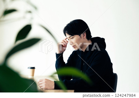 年輕人在窗邊思考 124247984