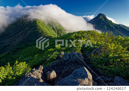 從八嶽山脈的三附望去，權現山和赤霞山升起的雲朵 124248017