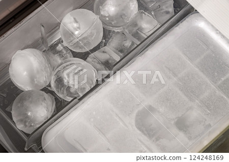 Ice cubes lined up in a refrigerator drawer: a glimpse of careful household life 124248169