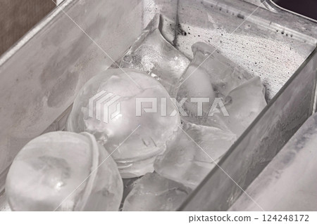 冰箱抽屜裡排列整齊的冰塊：一瞥精心的家庭生活 124248172