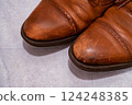 Details of leather shoes that show signs of use, realistic photos that give a sense of everyday life 124248385