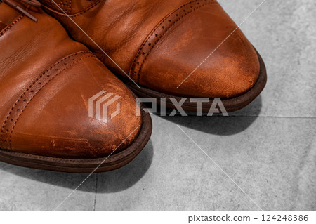 皮鞋細節顯示出使用痕跡，逼真的照片給人一種日常生活的感覺 124248386