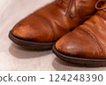 Details of leather shoes that show signs of use, realistic photos that give a sense of everyday life 124248390