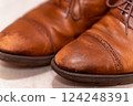 Details of leather shoes that show signs of use, realistic photos that give a sense of everyday life 124248391