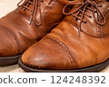 Details of leather shoes that show signs of use, realistic photos that give a sense of everyday life 124248392