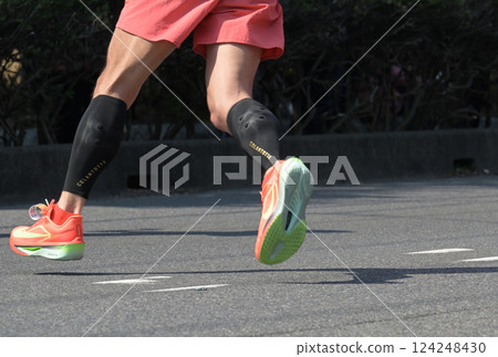 Marathon runner's strong legs Marathon runner's strong legs 124248430