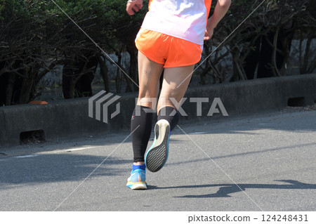 馬拉松選手的強壯雙腿 124248431
