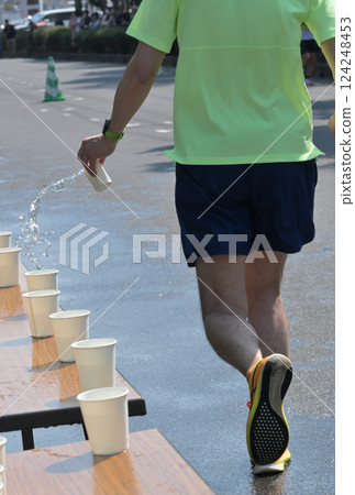 Marathon event: Citizen runners drinking water 124248453