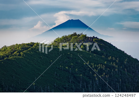 從八嶽山脈的權現山登山處看到的三附和富士山 124248497