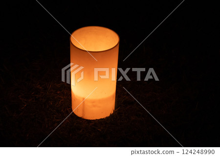 黑暗中輕輕閃爍的蠟燭 黑暗中輕輕閃爍的蠟燭 124248990
