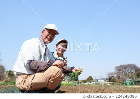 菜園裡的老年夫婦 菜園裡的老年夫婦 124249080