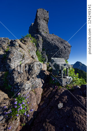 八嶽山脈權現山頂的岩石山峰和石社 124249141