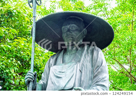 苦行大師站在清新的綠樹之中 124249154