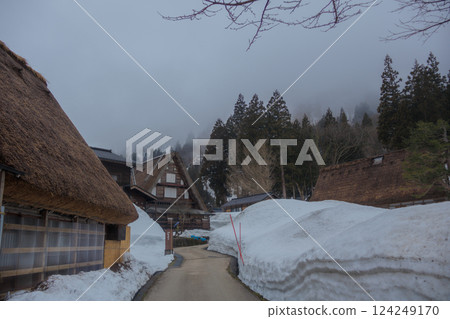 Harsh winter scenery of a Gassho-style village in Gokayama, Toyama Prefecture 124249170