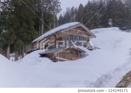 Harsh winter scenery of a Gassho-style village in Gokayama, Toyama Prefecture 124249171