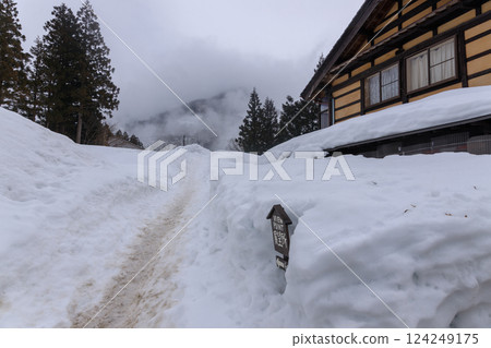 Harsh winter scenery of a Gassho-style village in Gokayama, Toyama Prefecture Harsh winter scenery of a Gassho-style village in Gokayama, Toyama Prefecture 124249175