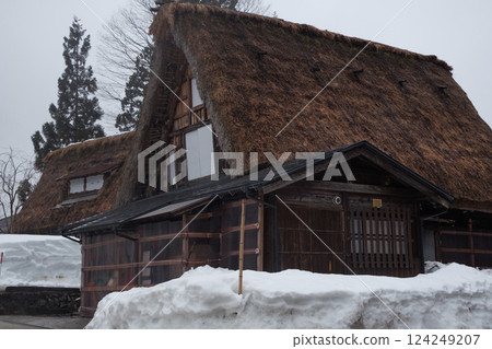 Harsh winter scenery of a Gassho-style village in Gokayama, Toyama Prefecture 124249207