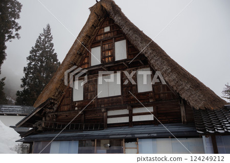 Harsh winter scenery of a Gassho-style village in Gokayama, Toyama Prefecture 124249212