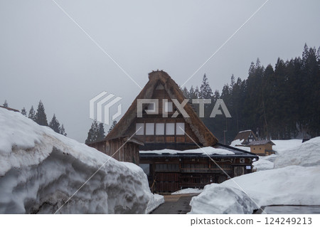 Harsh winter scenery of a Gassho-style village in Gokayama, Toyama Prefecture Harsh winter scenery of a Gassho-style village in Gokayama, Toyama Prefecture 124249213