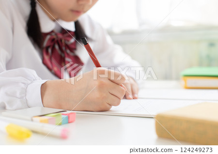 女國中生用筆記本學習 124249273