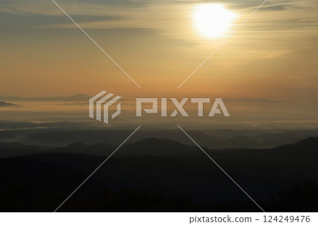 Sea of clouds and sunrise seen from Iwakagamidaira in autumn Sea of clouds and sunrise seen from Iwakagamidaira in autumn 124249476