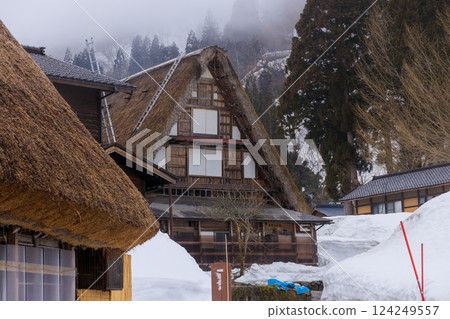 富山縣五簇山合掌村的嚴酷冬日風景 富山縣五簇山合掌村的嚴酷冬日風景 124249557