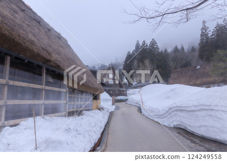 富山縣五簇山合掌村的嚴酷冬日風景 富山縣五簇山合掌村的嚴酷冬日風景 124249558