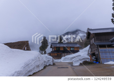 富山縣五簇山合掌村的嚴酷冬日風景 富山縣五簇山合掌村的嚴酷冬日風景 124249559