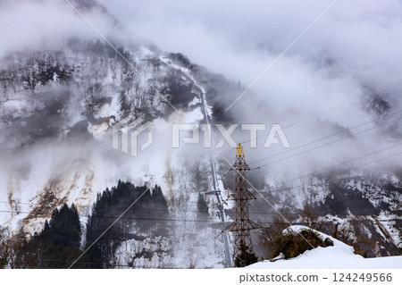 富山縣五簇山合掌村的嚴酷冬日風景 富山縣五簇山合掌村的嚴酷冬日風景 124249566