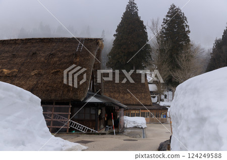 Harsh winter scenery of a Gassho-style village in Gokayama, Toyama Prefecture 124249588