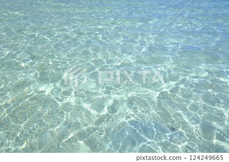石垣島海灘水面的波浪紋 124249665